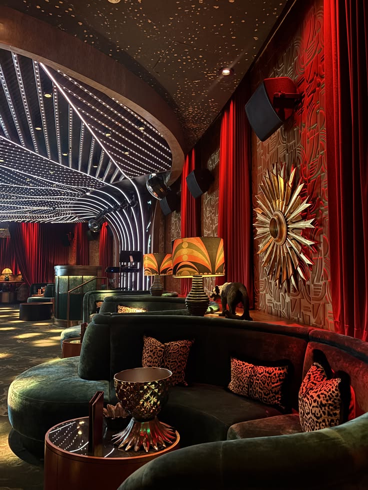 Salon casino aux tons bordeaux